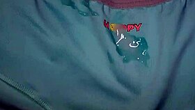 Горещ оргазъм върху любимите сини гащи след луда мастурбация