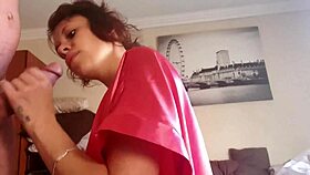 Früher Morgen Blasen und Handjob von zierlicher Amateur MILF endet in heißem Abspritzen