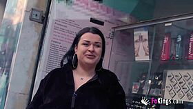 Хей, кой не би искал още от пищните публични чукания на Сандра?