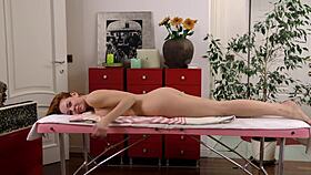 Amy Ledenez Massageada por um Cara Mais Velho