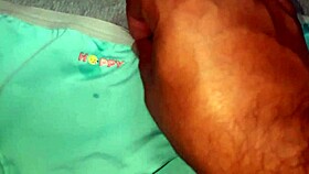 Forró cumshot robbanás a barátom kedvenc kék bugyijára vad maszturbáció után