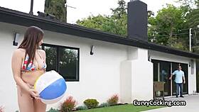 パイズリファック、曲線美のビキニ美女と蒸し暑い夏の出会い