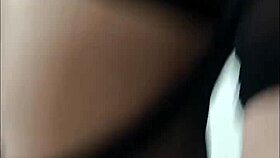 私はランジェリーで女装して硬くなったクリトリスでとてもナウティだわ