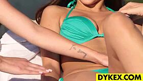 Горячие телки лижут страпон на улице