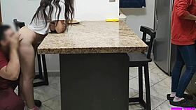 いたずらラティーナ姪が変態叔父の膝でドッグスタイル！ スキャンダルだ！