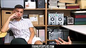 अरे, सीधा लातीनी लड़का बड़े लंड वाला, शॉपलिफ्टिंग करते हुए पकड़ा गया, ब्लैक गे सिक्योरिटी ऑफिसर ने चोदा! 😲