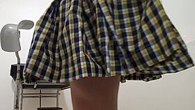 診察で脚を大きく広げる女子学生、親密な検査！