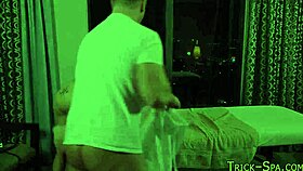 זונה עם קעקועים ומסאז' עם ציצים גדולים נהיית חרמנית במהלך סשן קשה של זקן בהיי דפ