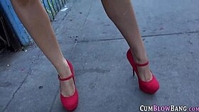 Vystúpená milfka, saň ďalej tie čierne obrovské vtáky