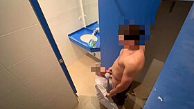 Omg, Ho Scioccato la Ragazza delle Pulizie in Palestra Catturandomi a Segarmi! 😳