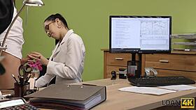 Лоан4К девојка шири ноге за кредит у канцеларији