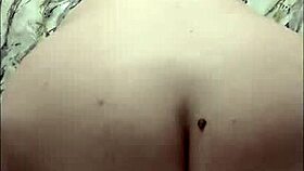 Hé, veux voir comment cette BBW masquée chevauche un gode devant le miroir ?