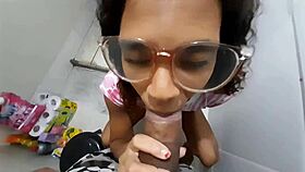 Minha pequena enteada inocente no banheiro fala comigo