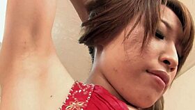 Japanska ljepotica puši dva debela kurca za sašpricavanje