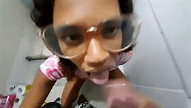 Minha pequena enteada inocente no banheiro fala comigo