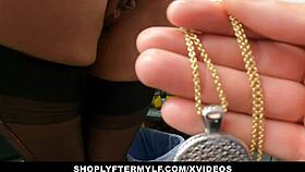 Blonde mature plantureuse attrapée par le vigile pour vol en arrière-boutique