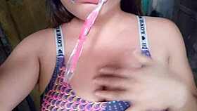 लैटिना मिल्फ मॉर्निंग सेक्स के लिए स्टीपडैड को होममेड पॉर्न भेजती है