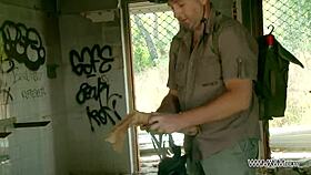 Sıcak model dar amını açık havada sert sikiyor, yemek için.