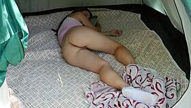 Nudistická 18+ tínedžerka zachytená na skrytej kamere s detailom zadku pri plážovom stane