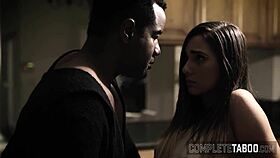 Извращенная девчонка 18+, тебе наполняют киску межрасовой спермой?