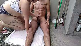 Soused sleduje, jak se naplňuju spermatem na terase.