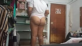 karmica chica hace limpieza en el cuarto gordibuena embarazada