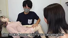 ว้าว! คู่สมรสมือใหม่ลอง 3P กลับด้านกับสาวสวยแหวกแนวและตุ๊กตาเซ็กส์ พิสตันครีมพาย