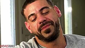 Момче от Девилсгърлс търси съвети за запознанства от транссексуален приятел преди жесток анален секс