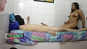 esta morena cachonda quiere jugar con la polla de su amigo