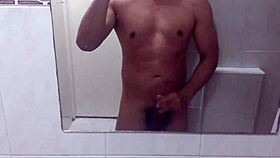 Video erotik pertama saya - lelaki swinger pose fitness di bilik mandi