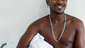 um trisal maravilhoso fazendo troca troca para as câmeras?