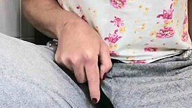 Jessica maszturbál ujjal, a szőrtelen puncija nedves a bugyiban és fehérneműben