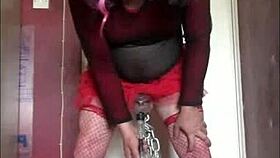 Ježíš! Mark Wright, bisex crossdresser, čůrá do lahve a touží po skutečném čuráku!