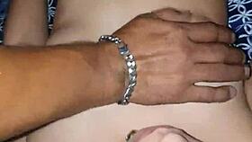 fui a un club swinger y un viejito me tomó junto a mi novio