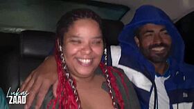 Orospular 24 saatlik markette yoldan geçenlerle çırılçıplak soyunuyor