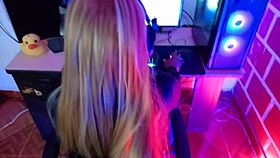 mi hermanastro me descubre en medio de una stream en twitch y me termina follando