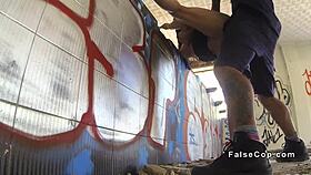 Bože, nemůžu věřit, že jsem šukala policajta venku s obrovskýma prsama poskakujícíma všude!