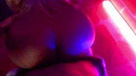 mi hermanastro me descubre en medio de una stream en twitch y me termina follando