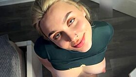 Więc moja gorąca dziewczyna ćwiczy lodzika na kutasie kumpla na taśmę.