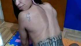 sentando no consolo pela primeira vez, tattooed brunette topless and sensual 😏