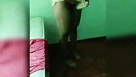 ¡Oye, Atrapé a mi Prima Vistiéndose Después de la Ducha, las Cosas se Pusieron Salvajes en la Casa de mi Tío!