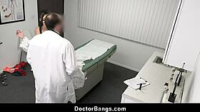 Asiatische Teen 18+ Madi Laine beugt sich für Docs Schwanz im Krankenhaus!