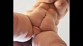 BBW mamie gicle des seaux dans cette scène sauvage