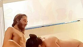 Magrinho Passivo E Dotado Deu O Cuzinho Pra Mim Enquanto Comia A Bucetinha Da Minha Mulher No Ménage