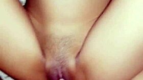 Luokkalainen hiipii kyydin minuun kun äiti on ulkona