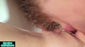 特写舔阴蒂伴随着大声女性呻吟