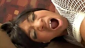 Ebonyschlampe giert nach Schwanz tief in ihrem Arsch