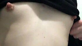 Brunetta piscia durante mestruazioni cambiando assorbente sporco