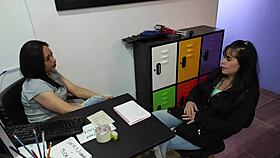 una entrevista que se calienta hasta follar abrilfox muy ardiente con samanta