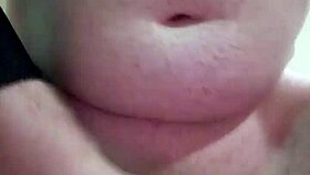 Yksin mies runttaa kovaa kikkeliaan